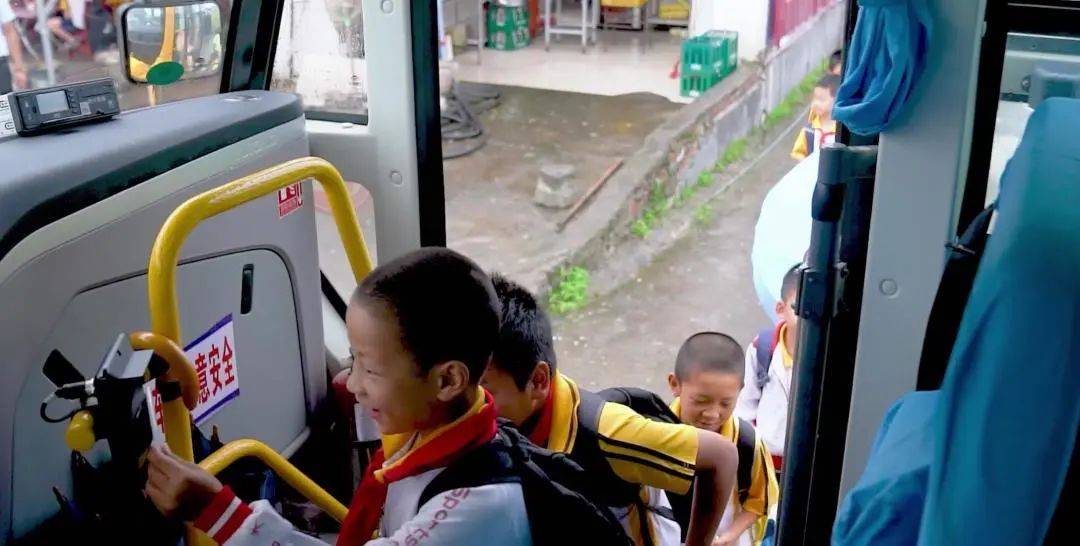 宇通校車進(jìn)山村：連通大山的連心校車