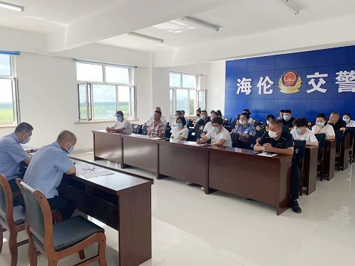海倫市公安局交警大隊(duì)召開約談貨運(yùn)企業(yè)、校車公司負(fù)責(zé)人會議