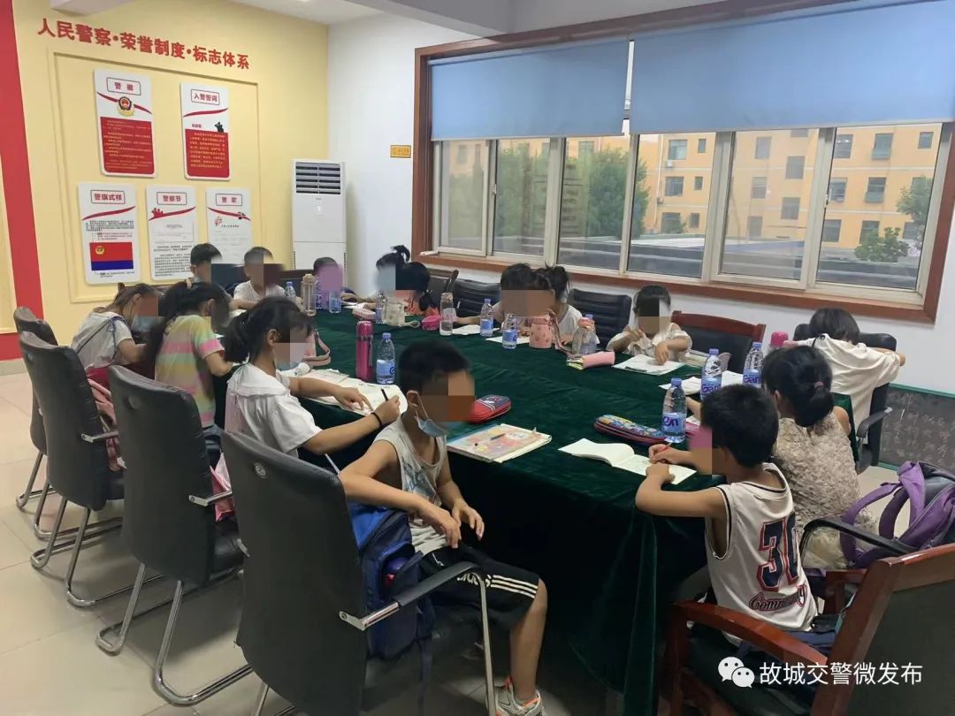 “黑校車(chē)”擠了16個(gè)學(xué)生，司機(jī)、老板被刑事立案?jìng)刹?| 夏季整治百日行動(dòng)