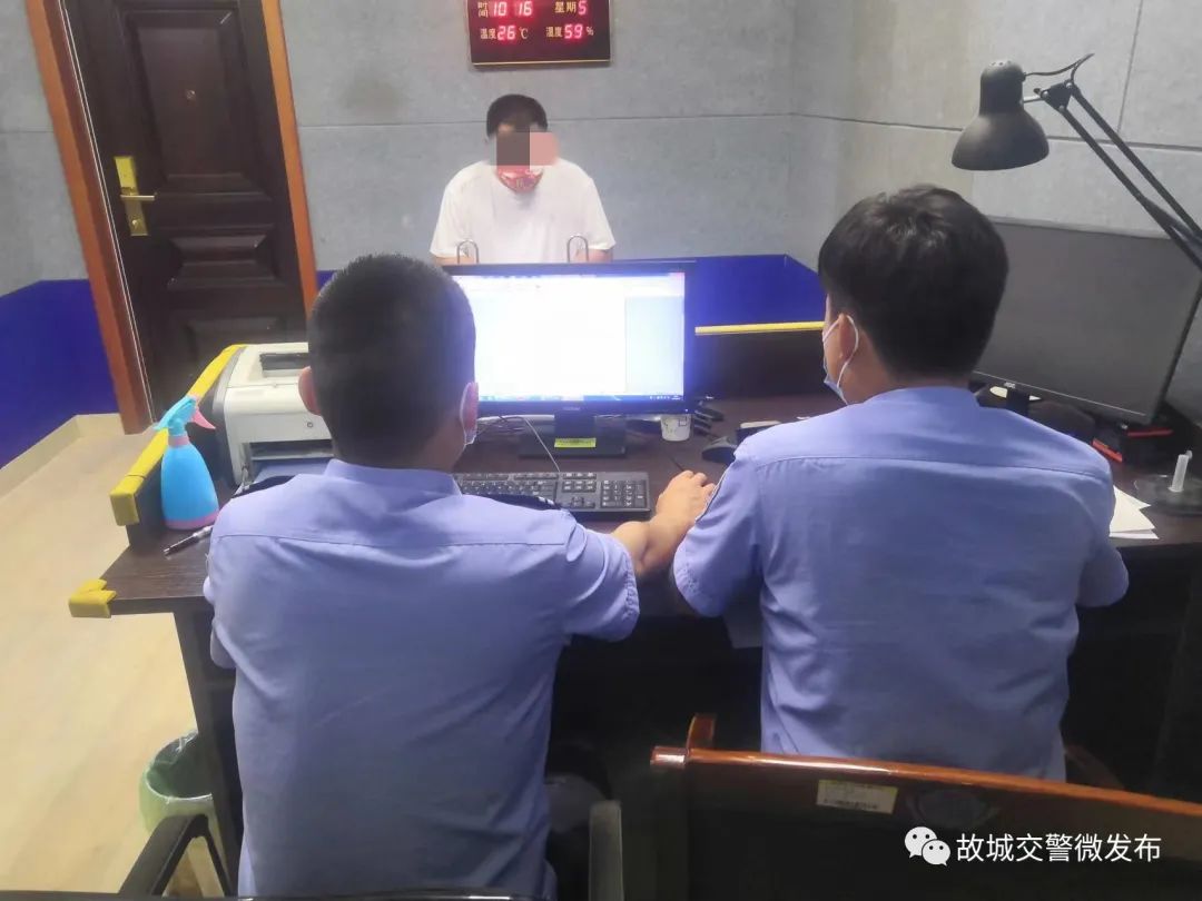 “黑校車(chē)”擠了16個(gè)學(xué)生，司機(jī)、老板被刑事立案?jìng)刹?| 夏季整治百日行動(dòng)