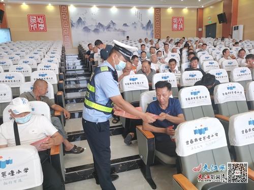 宜春交警舉辦校車司機安全管理培訓(xùn)班/ 宜春交警舉辦校車司機安全管理培訓(xùn)班