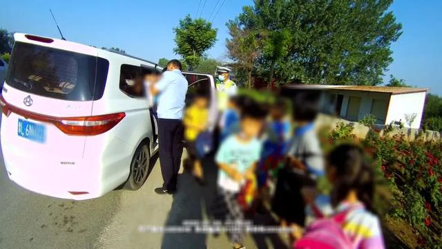 夏季整治百日行動丨“黑校車”超員上路，舞陽交警嚴(yán)查嚴(yán)懲，絕不姑息！