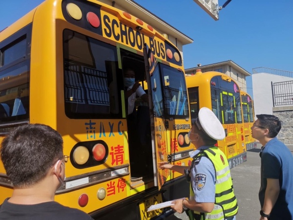 長春南關交警開展校車安全檢查 為學生撐起“安全傘”