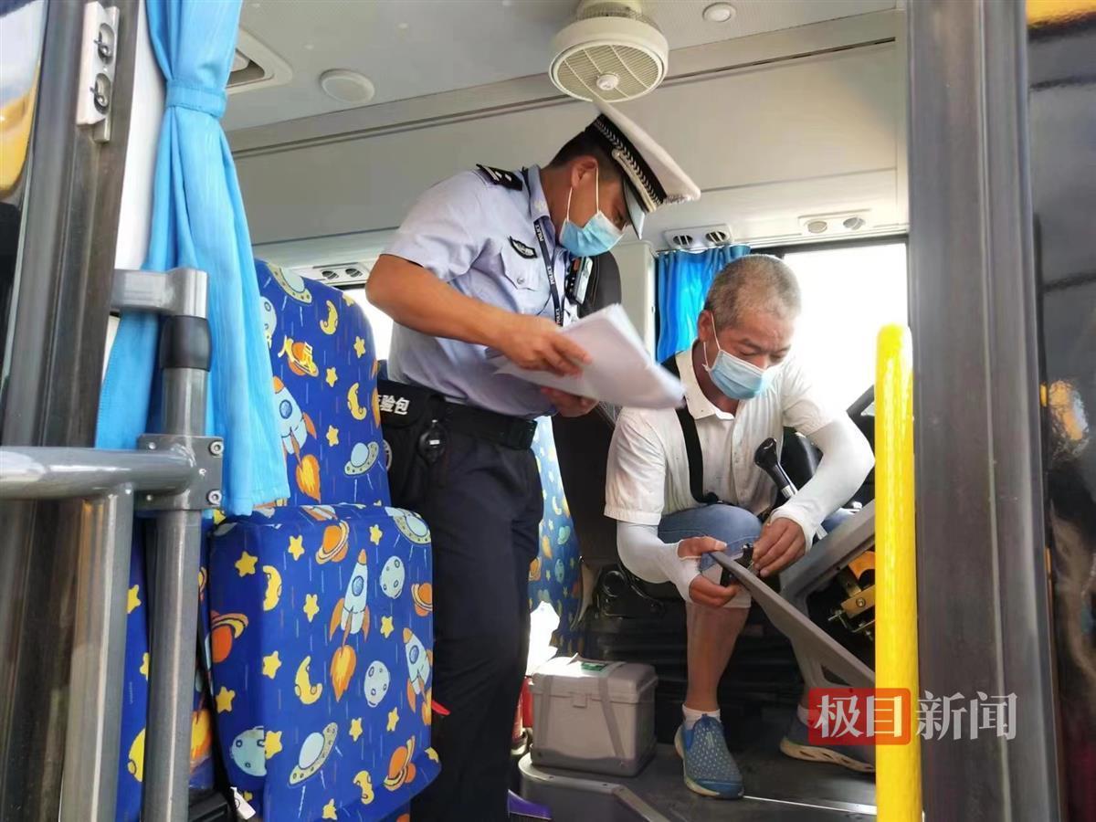 開學(xué)季校車“大體檢”，赤壁交警為學(xué)生安全護(hù)航