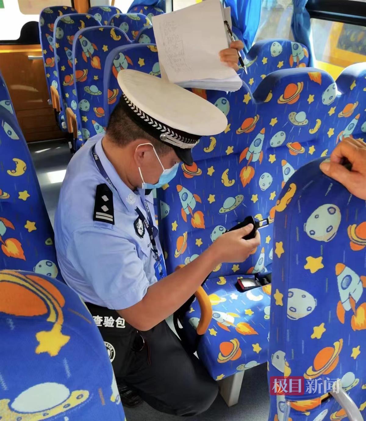 開學(xué)季校車“大體檢”，赤壁交警為學(xué)生安全護(hù)航