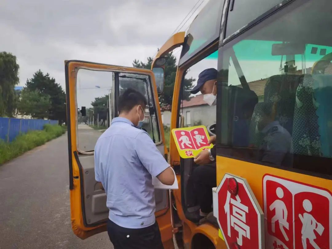 護(hù)航開學(xué)季 | 經(jīng)開大隊(duì)開展校車安全大檢查 護(hù)航開學(xué)季 | 經(jīng)開大隊(duì)開展校車安全大檢查