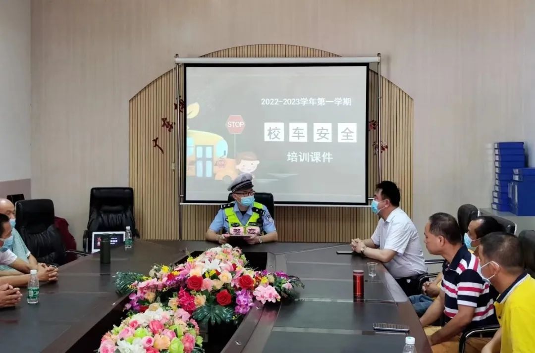 佛山交警為校車“體檢”迎開(kāi)學(xué)！