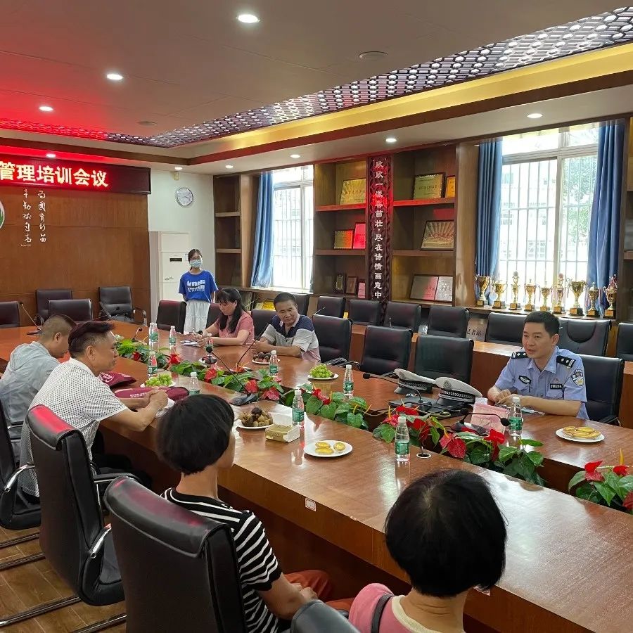 佛山交警為校車“體檢”迎開(kāi)學(xué)！