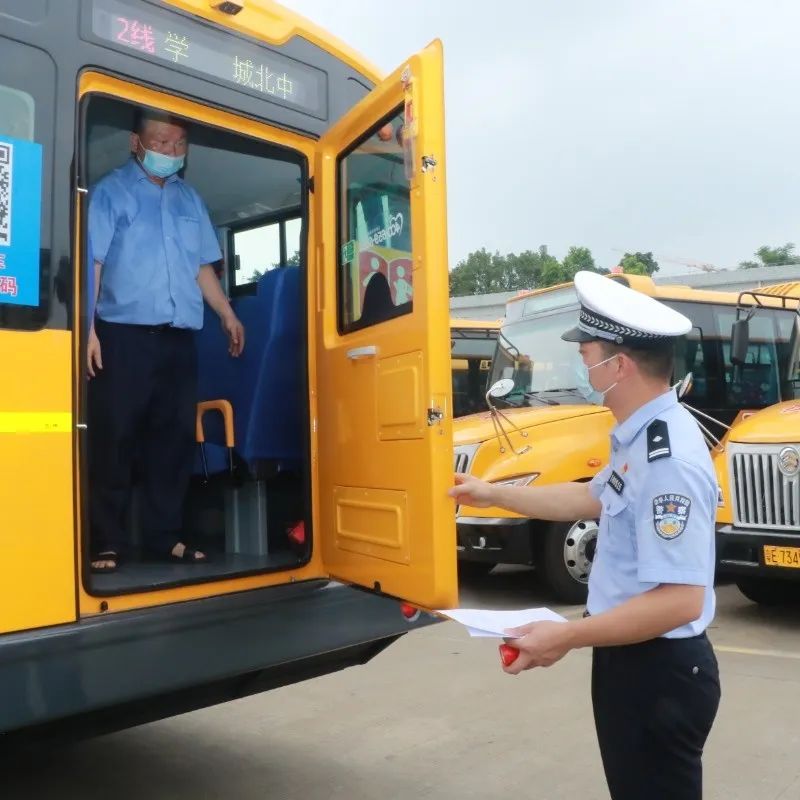 佛山交警為校車“體檢”迎開(kāi)學(xué)！