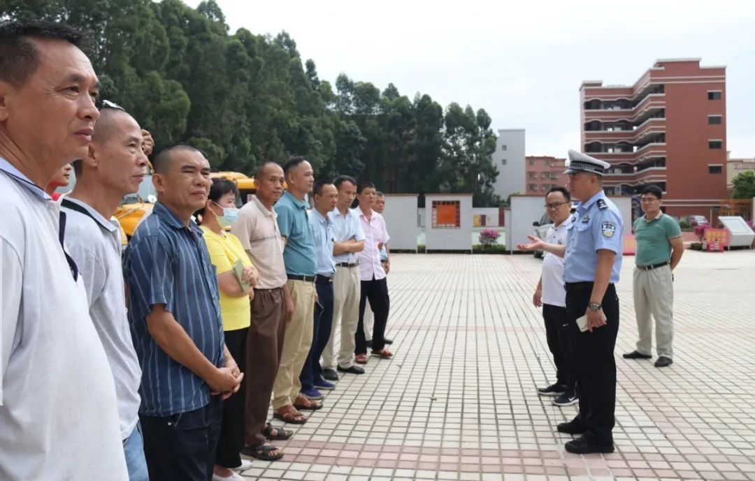佛山交警為校車“體檢”迎開(kāi)學(xué)！