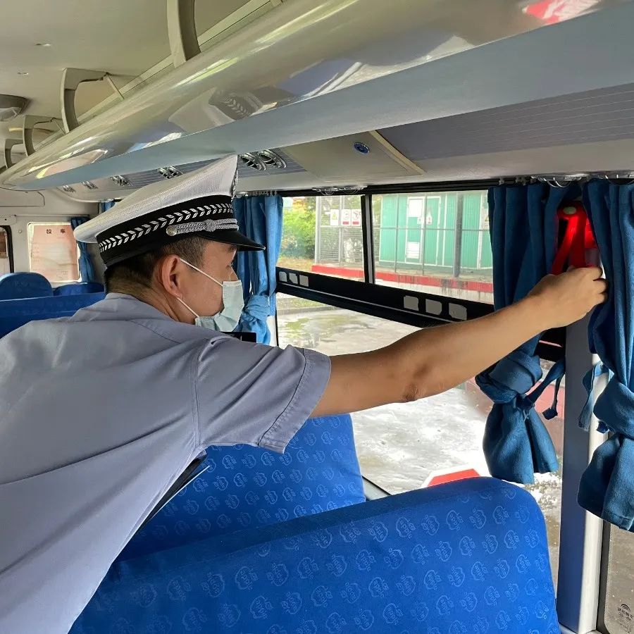 佛山交警為校車“體檢”迎開(kāi)學(xué)！