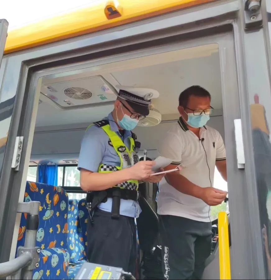 佛山交警為校車“體檢”迎開(kāi)學(xué)！