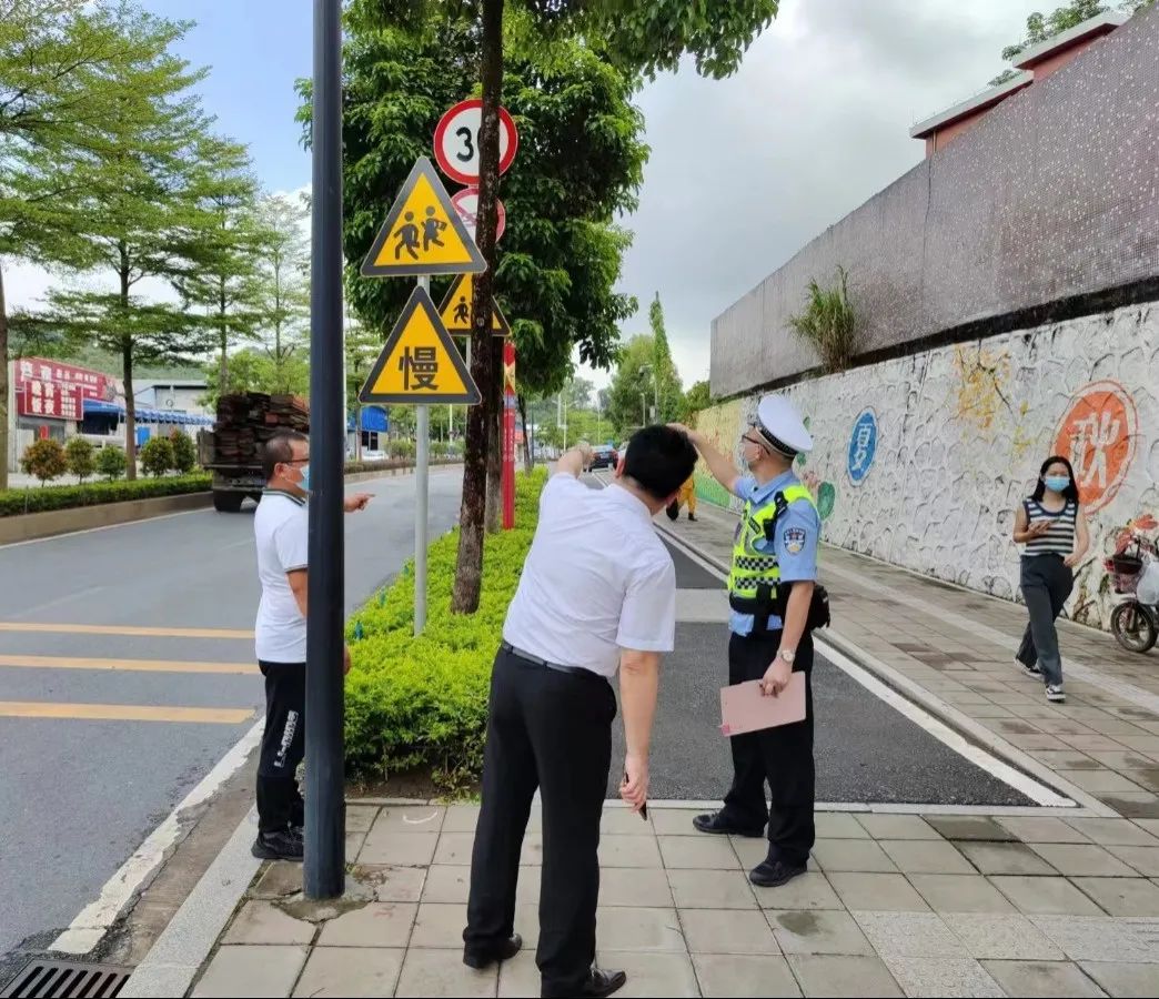佛山交警為校車“體檢”迎開(kāi)學(xué)！