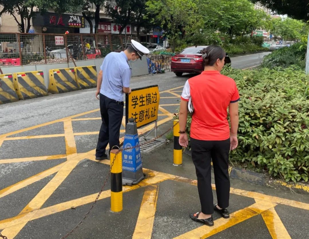 佛山交警為校車“體檢”迎開(kāi)學(xué)！