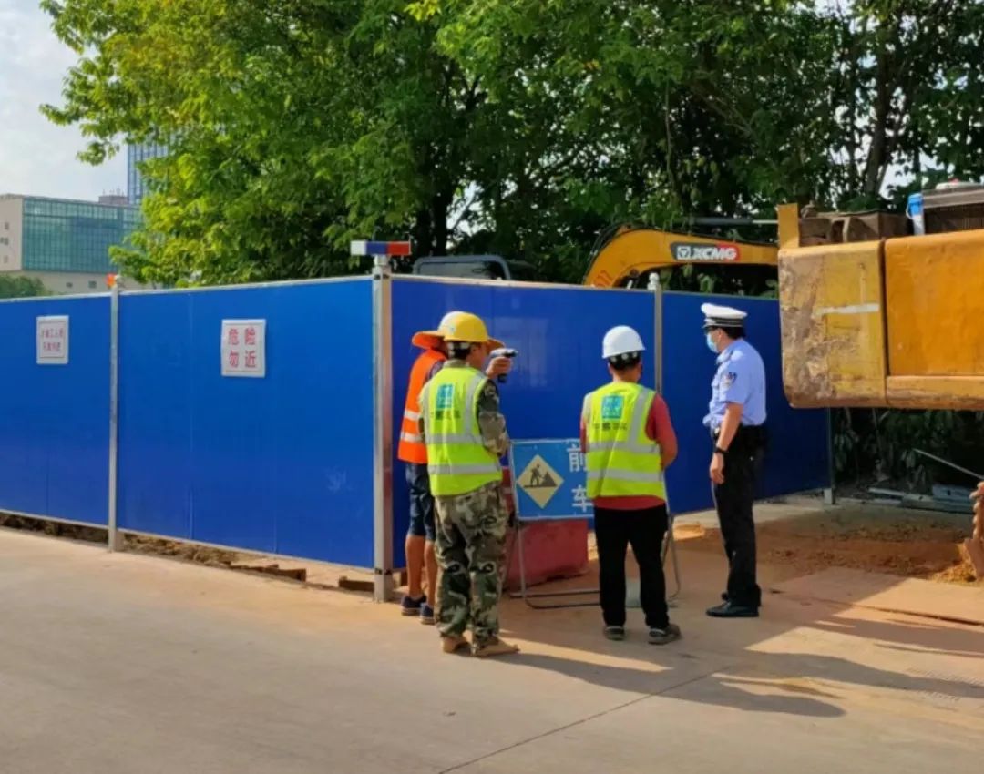 佛山交警為校車“體檢”迎開(kāi)學(xué)！