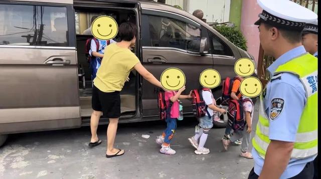 【百日行動(dòng)·打擊】饒平一嚴(yán)重超員“黑校車”駕駛員被依法立案?jìng)刹椋? border=