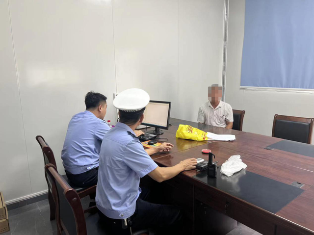 【百日行動(dòng)·打擊】饒平一嚴(yán)重超員“黑校車”駕駛員被依法立案?jìng)刹椋? border=