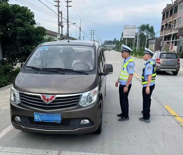 【百日行動(dòng)·打擊】饒平一嚴(yán)重超員“黑校車”駕駛員被依法立案?jìng)刹椋? border=