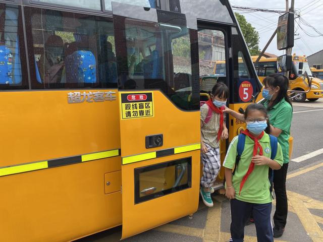 江夏又一街道開通校車“校車爸爸”和女兒同上學(xué)