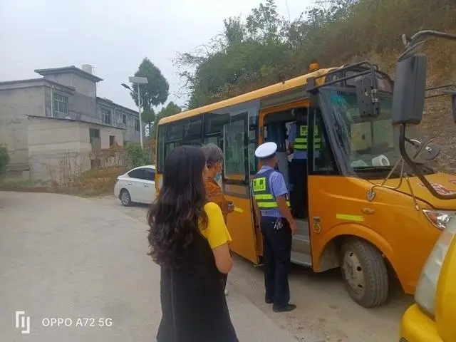 碧江交警進(jìn)轄區(qū)幼兒園開展校車安全大檢查