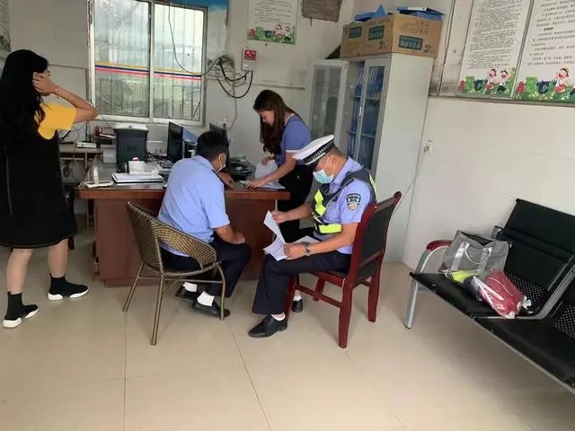 碧江交警進(jìn)轄區(qū)幼兒園開展校車安全大檢查