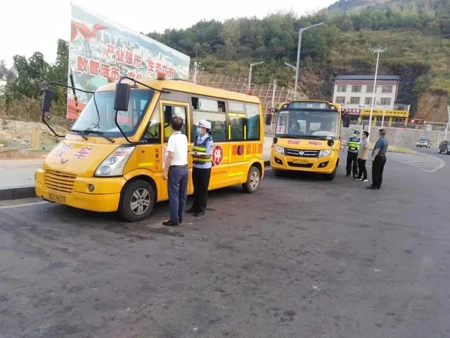 碧江交警進(jìn)轄區(qū)幼兒園開展校車安全大檢查