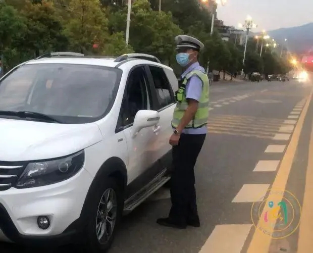 福建街頭這輛“黑校車”，栽了！