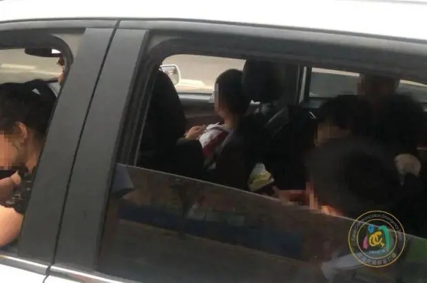 福建街頭這輛“黑校車”，栽了！