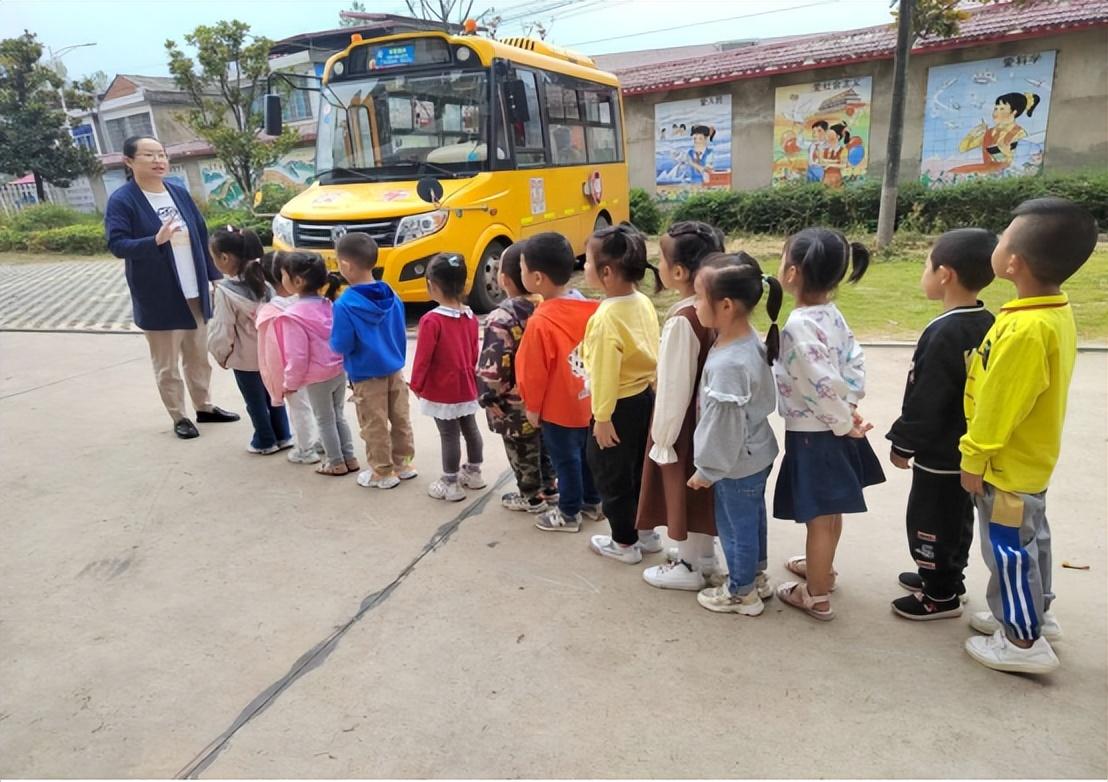 校車安全伴我行——安康鄉(xiāng)中心幼兒園校車安全應(yīng)急逃生演練活動