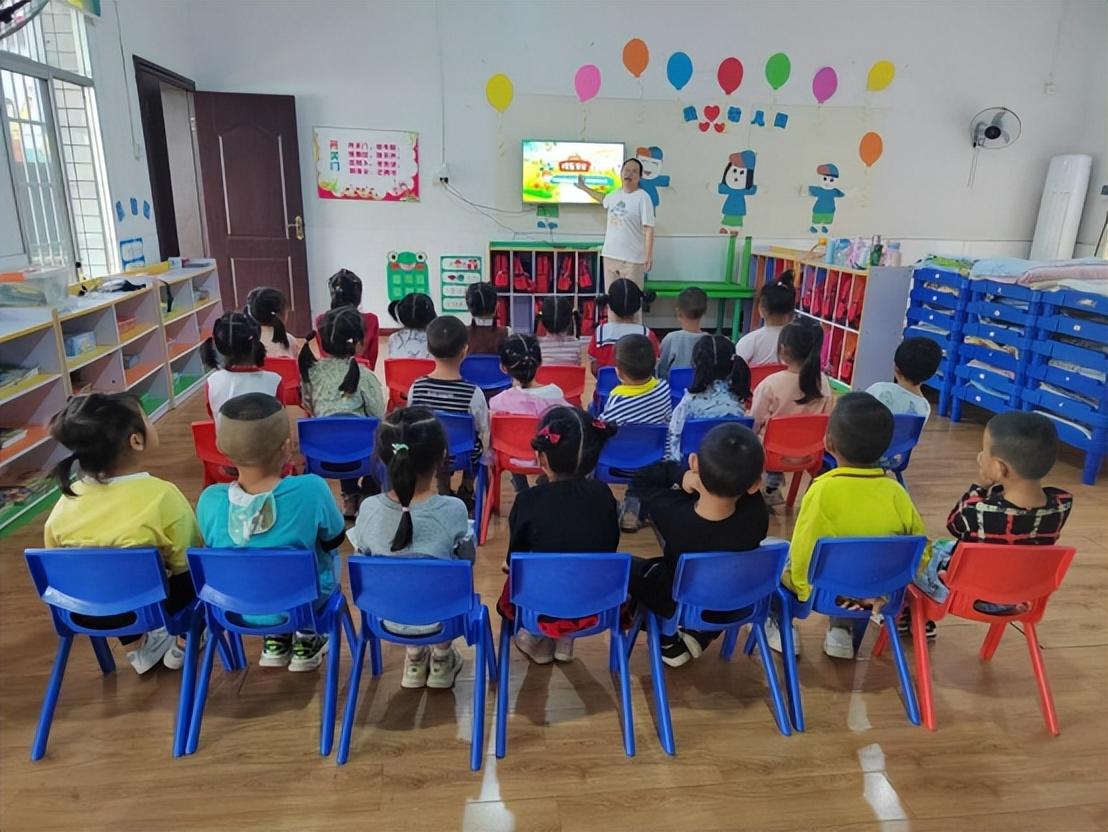 校車安全伴我行——安康鄉(xiāng)中心幼兒園校車安全應(yīng)急逃生演練活動