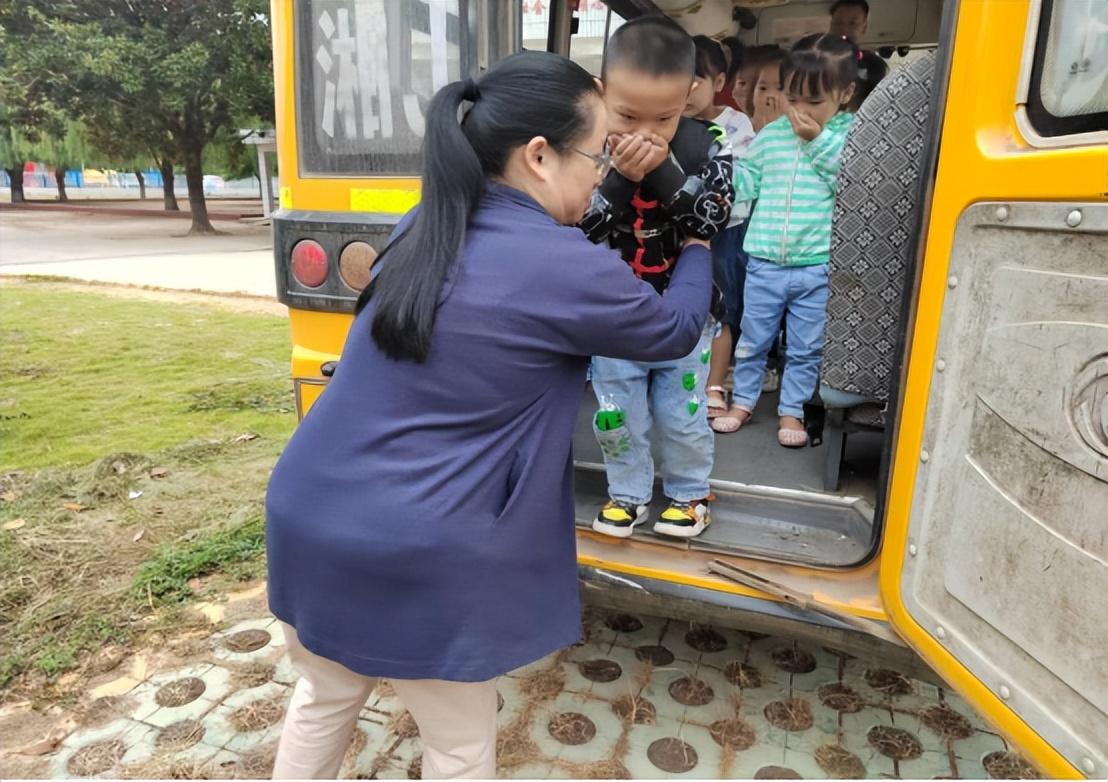 校車安全伴我行——安康鄉(xiāng)中心幼兒園校車安全應(yīng)急逃生演練活動
