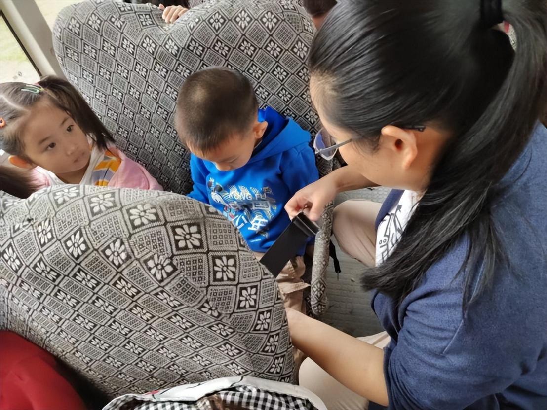 校車安全伴我行——安康鄉(xiāng)中心幼兒園校車安全應(yīng)急逃生演練活動