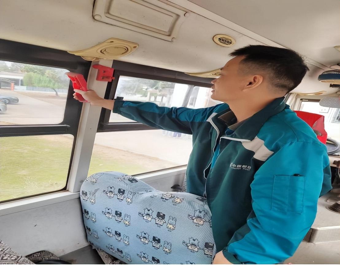 校車安全伴我行——安康鄉(xiāng)中心幼兒園校車安全應(yīng)急逃生演練活動