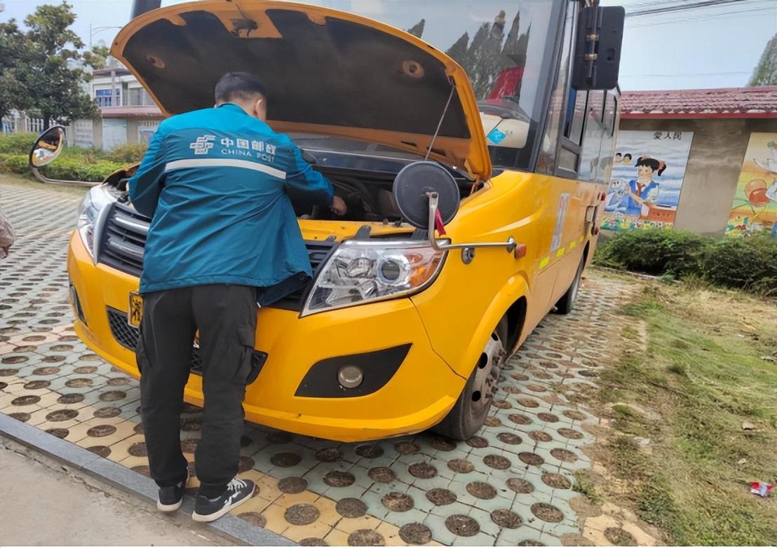 校車安全伴我行——安康鄉(xiāng)中心幼兒園校車安全應(yīng)急逃生演練活動