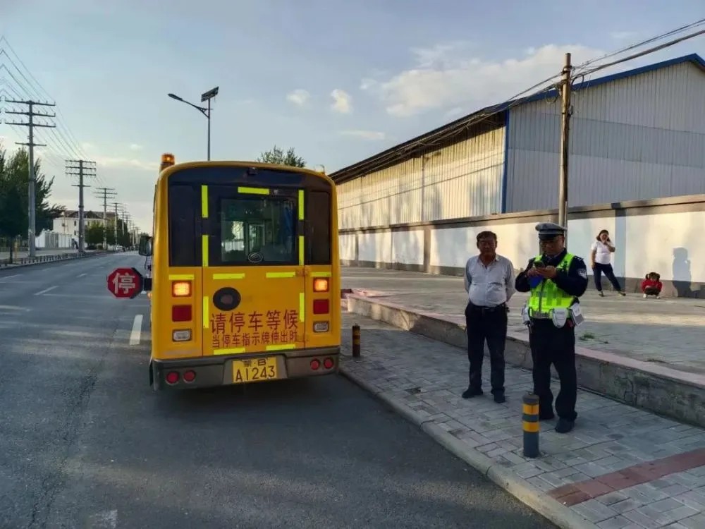 “無資質”校車超員 交警“零容忍” “無資質”校車超員 交警“零容忍”