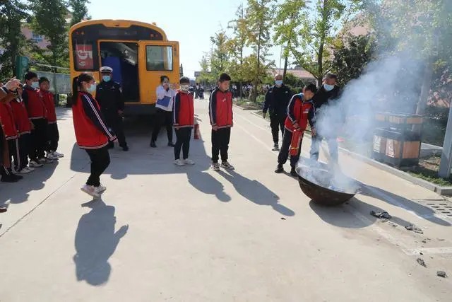 棲霞交警開展校車安全演練活動/ 棲霞交警開展校車安全演練活動