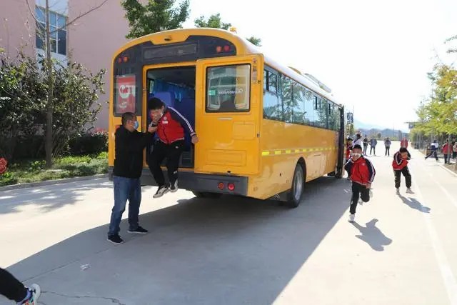 棲霞交警開展校車安全演練活動/ 棲霞交警開展校車安全演練活動