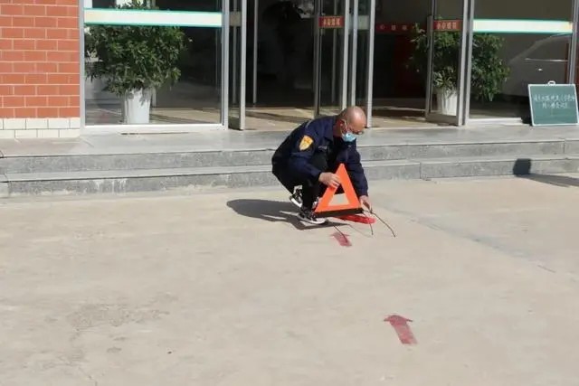 以練為戰(zhàn) 防患未然｜棲霞交警開展校車安全演練活動(dòng)