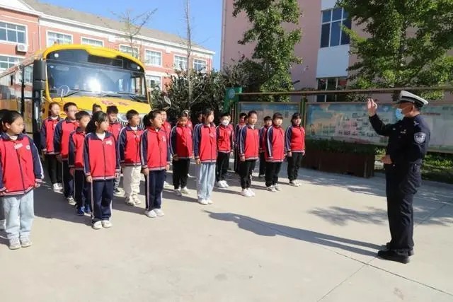 以練為戰(zhàn) 防患未然｜棲霞交警開展校車安全演練活動(dòng)