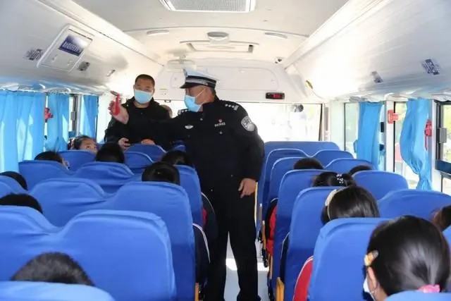 以練為戰(zhàn) 防患未然｜棲霞交警開展校車安全演練活動(dòng)