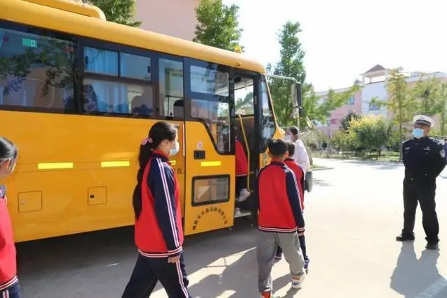 以練為戰(zhàn) 防患未然｜棲霞交警開展校車安全演練活動(dòng)