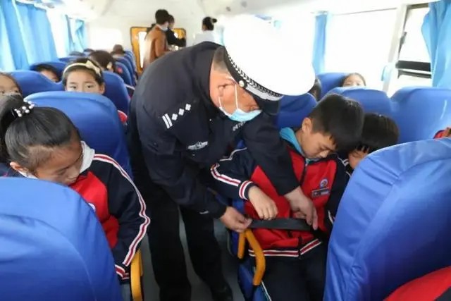 以練為戰(zhàn) 防患未然｜棲霞交警開展校車安全演練活動(dòng)