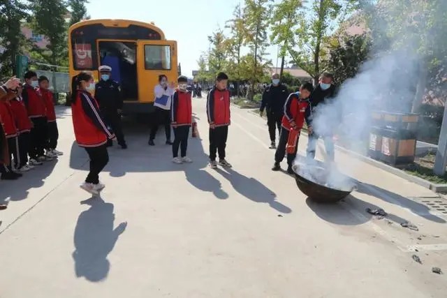 以練為戰(zhàn) 防患未然｜棲霞交警開展校車安全演練活動(dòng)