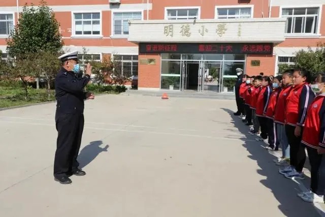 以練為戰(zhàn) 防患未然｜棲霞交警開展校車安全演練活動(dòng)