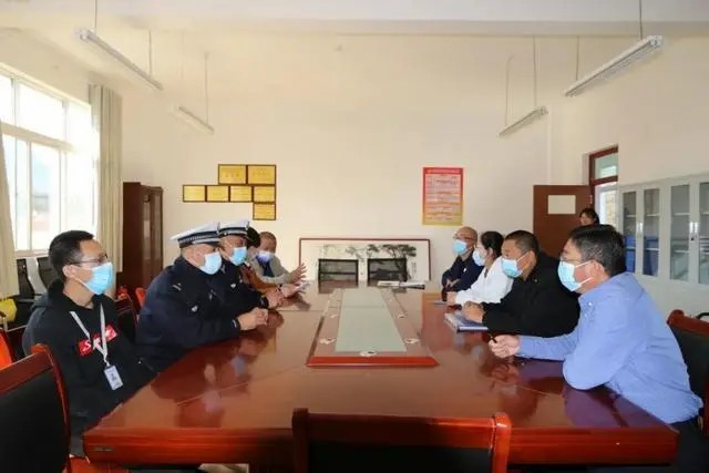 以練為戰(zhàn) 防患未然｜棲霞交警開展校車安全演練活動(dòng)