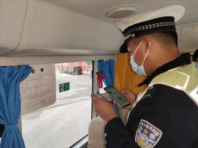 嚴把校車安全關(guān) 護航平安上學路