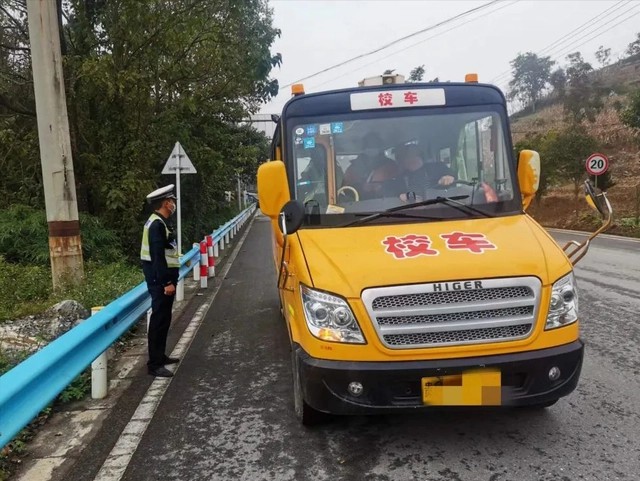 嚴把校車安全關(guān) 護航平安上學路