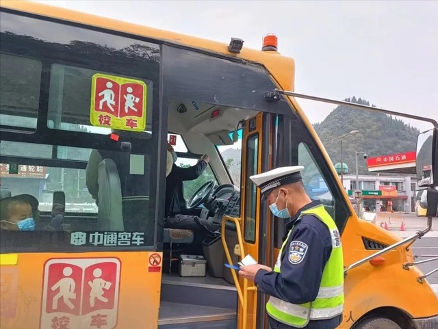 嚴把校車安全關(guān) 護航平安上學路