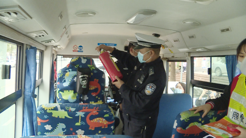 校車整治專項(xiàng)行動(dòng) 為孩子撐起安全“保護(hù)傘”