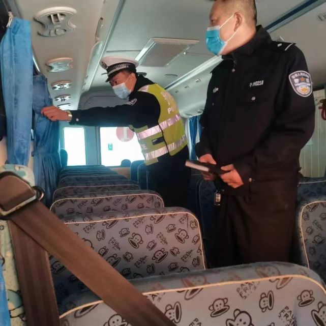 子洲交警聯(lián)合縣教體局開展校車“體檢”工作 圖片